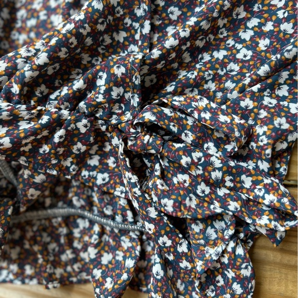 Women’s Sienna Sky Large Floral V-Neck Top - Picture 4 of 10